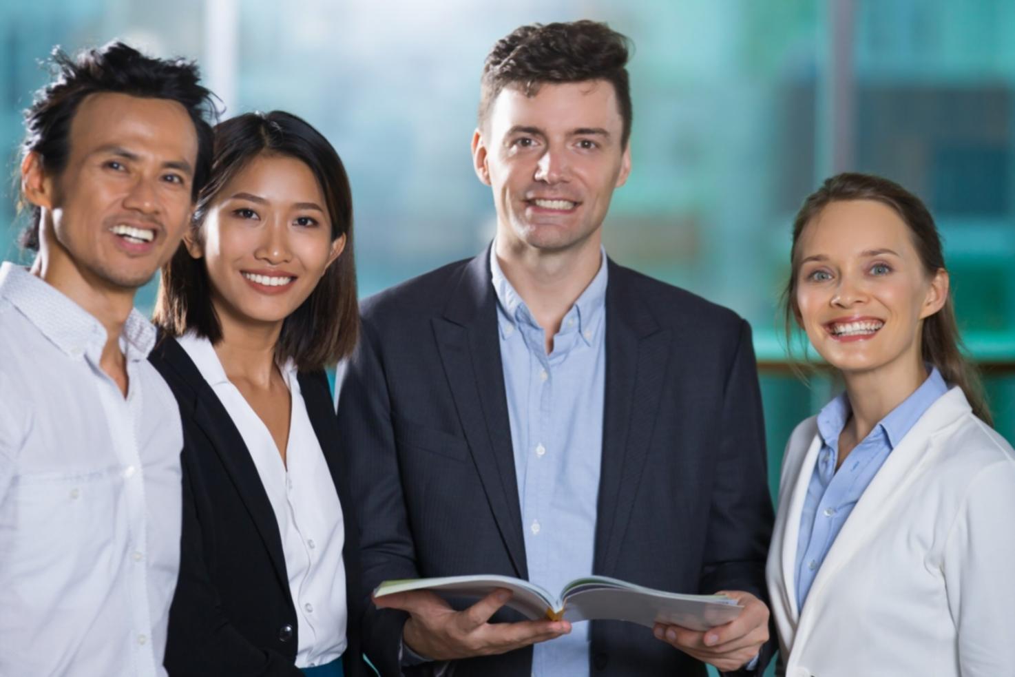 Finanzanalyse Arbeitsplatz mit Dokumenten und Charts