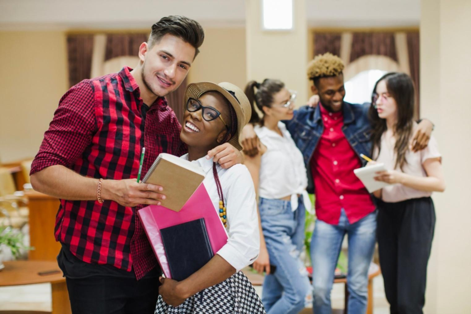 Detaillierte Finanzberichte und Analysedokumente auf einem modernen Arbeitsplatz